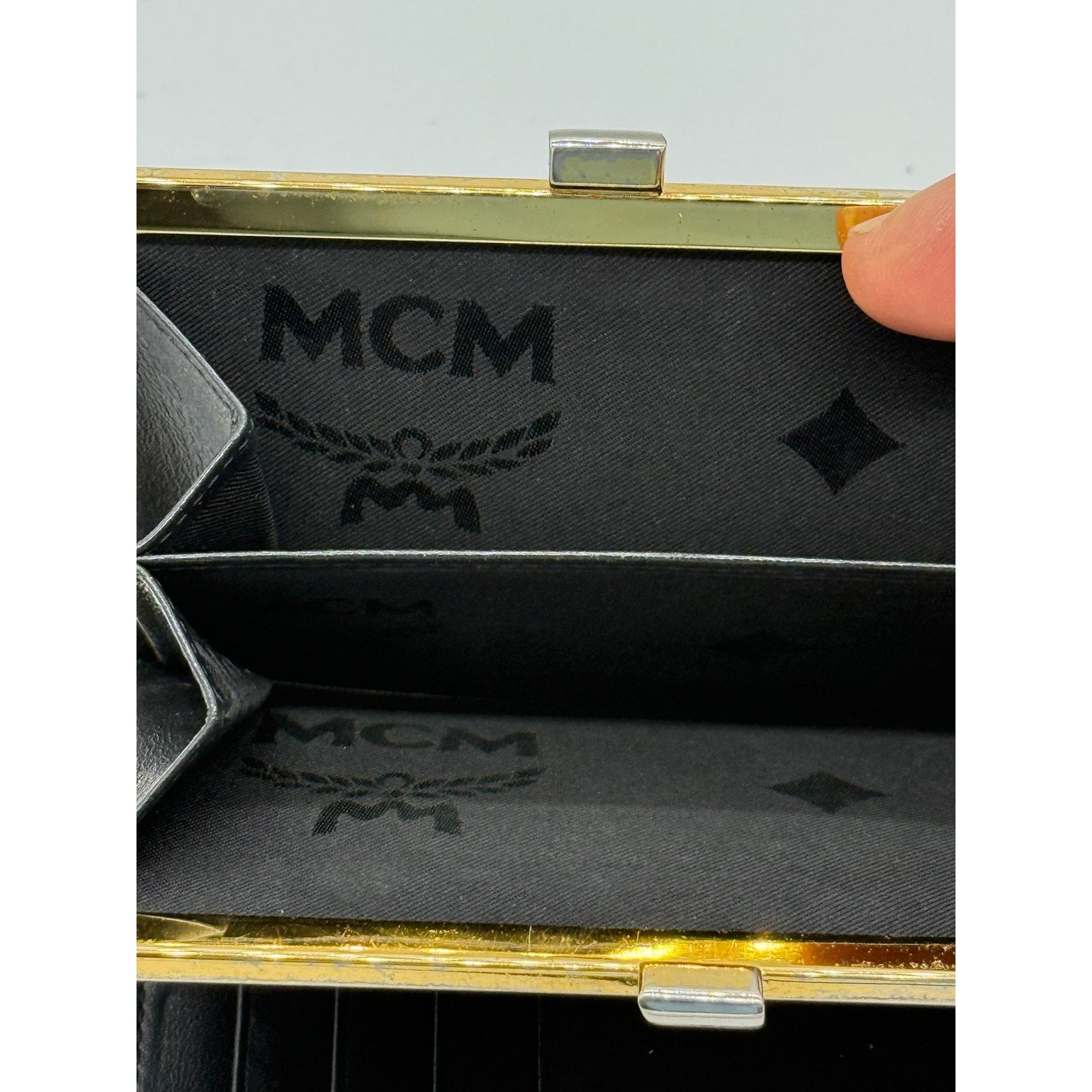 MCM LEATHER CHARM KISSLOCK BI-FOLD WALLET*Calf skin leather