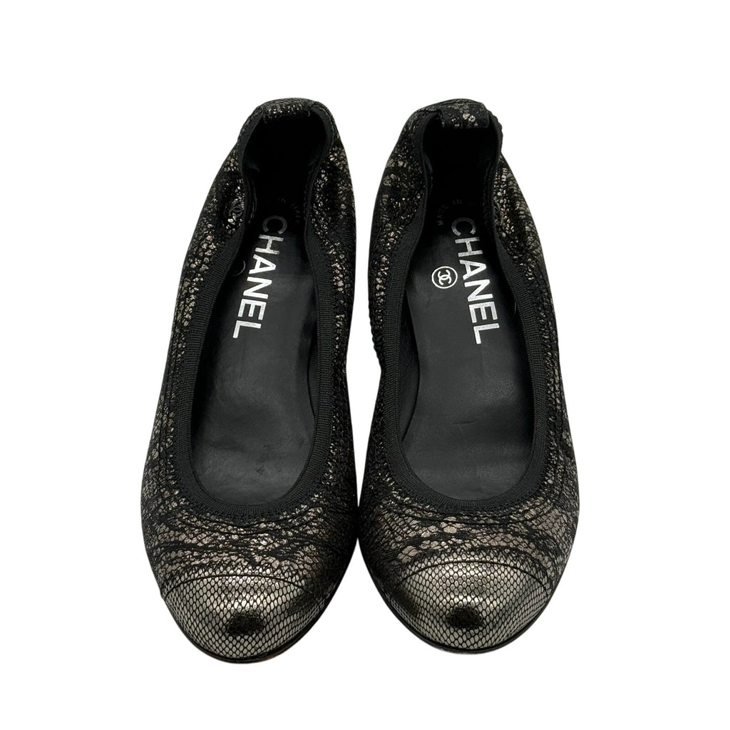 Chanel Black Gold Embossed Lace Pumps *SIZE 36C*Very nice Vintage Condition
